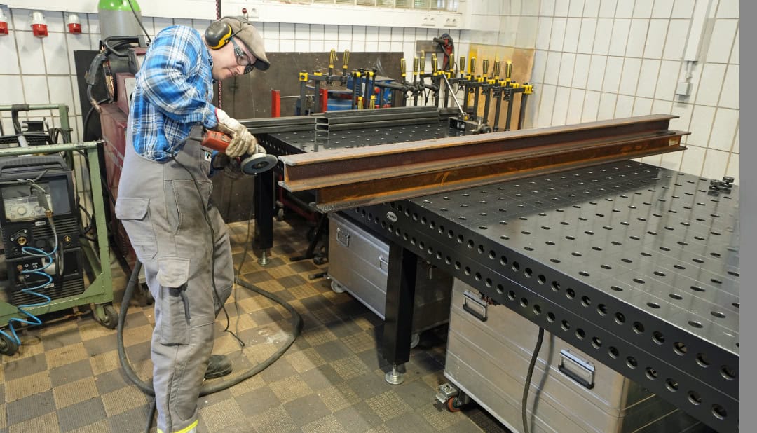 Metallbearbeitung, Schweißtechnik, Industriearbeit, Metallmontage, Werkstatt, Schweißgerät, Handwerker, Metallkonstruktion, Industriewerkstatt, Metallverarbeitung, Stahlbau, Bauingenieur, Schweißarbeiten, Werkbank, Metalltechnik, Industrieproduktion, Handwerkskunst, Metallgießen, Metallarbeiten, Werkstoffe, Metallkunst, Werkstattutensilien, professioneller Werkzeuggebrauch, industrielles Umfeld, Industriefertigung, Schweißtechnik in Aktion, Technik und Präzision, Industrie Handwerk, Metallkunst, Engineering, Handwerksbetrieb, Spezialist für Metallverbindung, Fachbetrieb, robuste Werkstatt, Sicherheit am Arbeitsplatz.